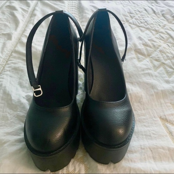 Platform booties size 8 - Picture 2 of 3